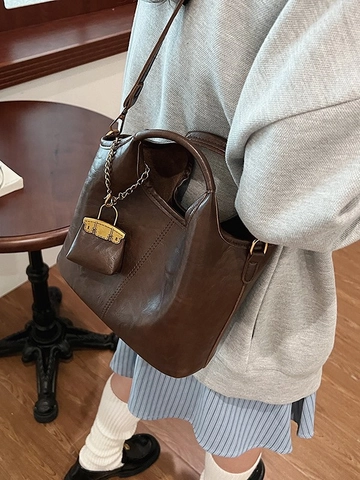 Damen Retro PU Leder Beuteltasche Große Kapazität Handtasche Umhängetasche Mit Mini Anhänger Goldkette Täglich Büro