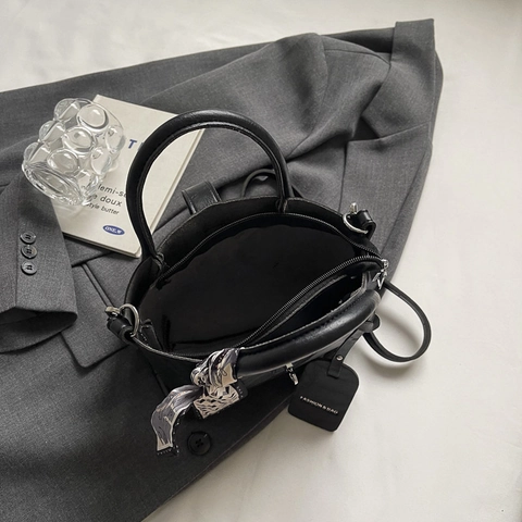 Ensemble de Sac Seau pour Femmes en Cuir PU Avec Foulard en Soie Imprimé Élégant Sac Bandoulière Avec Serrure en Métal Sac à Main