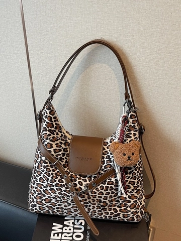 Sac Hobo Léopard Grande Capacité pour Femmes en Cuir PU Sac à Bandoulière Décontracté Avec Breloque Ours en Peluche