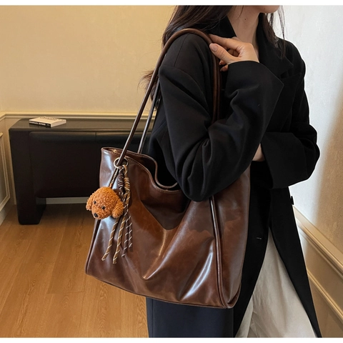 Vintage PU Leather Tote Bag For Women Large Capacity Retro Shoulder Handbag Casual Commuter Bag With Plush Pendant