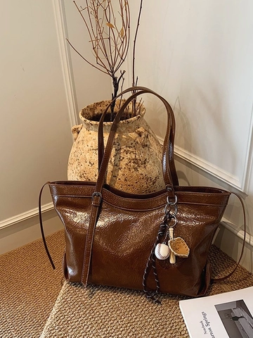 Women Retro PU Leather Large Capacity Tote Bag Crinkle Texture Shoulder Bag With Baseball Charm Versatile Commuter Handbag