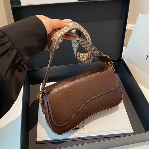 Damen Vintage PU Leder Beuteltasche Mit Breitem Gewebtem Riemen Asymmetrische Wellenklappe Pendler Satteltasche Mode Handtasche