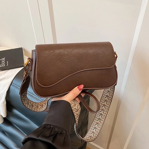 Damen Vintage PU Leder Beuteltasche Mit Breitem Gewebtem Riemen Asymmetrische Wellenklappe Pendler Satteltasche Mode Handtasche