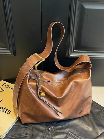 Vintage PU Leather Tote Bag Large Capacity Hobo Shoulder Bag Women Minimalist Solid Color Shopping Bag With Bag Charm