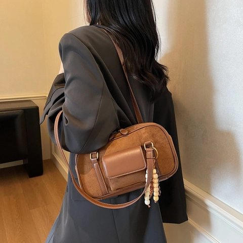 Bolso de Axila de Gamuza Vintage para Mujer Bolso de Hombro Simple Retro Con Costuras en Contraste y Colgante de Cuentas