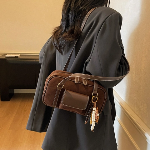 Bolso de Axila de Gamuza Vintage para Mujer Bolso de Hombro Simple Retro Con Costuras en Contraste y Colgante de Cuentas