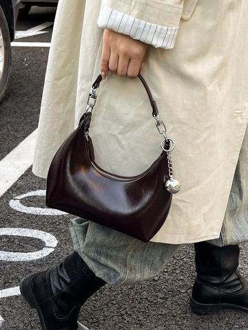 Bolso de Axila Hobo de Cuero PU Retro Francés para Mujer Bolso de Hombro de Color Sólido Minimalista Con Colgante de Bola de Metal Plateado
