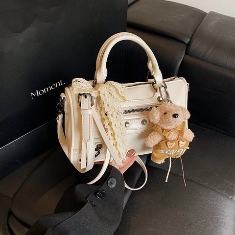 Borsa a Mano Vintage con Nappe e Borchie per Donna Stile Motociclista Retrò in Pelle PU Borsa a Tracolla Con Ciondolo Orsetto