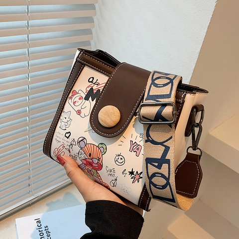 Borsa a Tracolla in Pelle PU con Stampa Graffiti di Orso per Donna Borsa Quadrata con Tracolla Larga alla Moda Borsa a Secchiello Casual