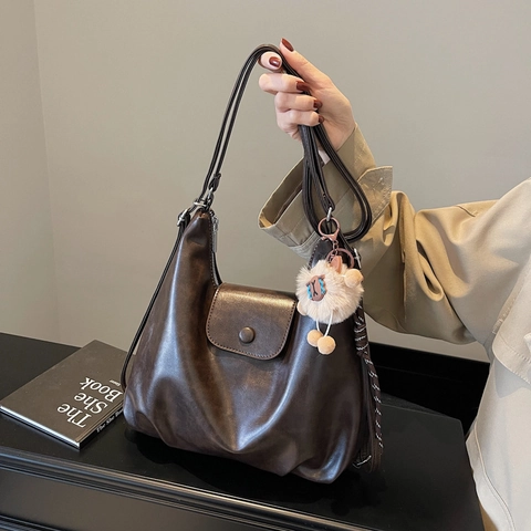 Vintage PU Leather Large Capacity Tote Bag For Women Fashion Commuter Shoulder Underarm Hobo Bag With Plush Charm Decor
