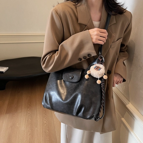 Vintage PU Leather Large Capacity Tote Bag For Women Fashion Commuter Shoulder Underarm Hobo Bag With Plush Charm Decor