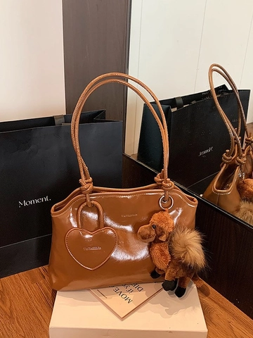 Borsa Tote da Donna in Pelle PU Lucida Grande Capacità Stile Urbano Borsa a Tracolla Con Ciondolo a Cuore e Pendaglio in Peluche per Pendolarismo Quotidiano