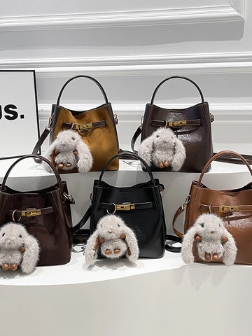Sac Seau en Cuir PU pour Femmes de Grande Capacité Avec Pendentif en Peluche Mode Épissage Cousu Sac à Main Commuteur Sac à Bandoulière