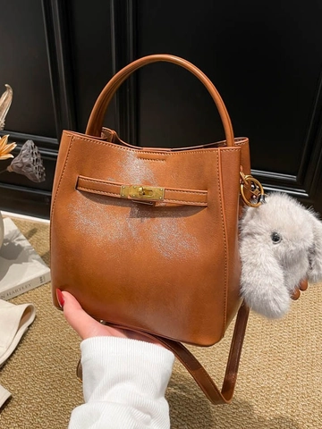 Sac Seau en Cuir PU pour Femmes de Grande Capacité Avec Pendentif en Peluche Mode Épissage Cousu Sac à Main Commuteur Sac à Bandoulière