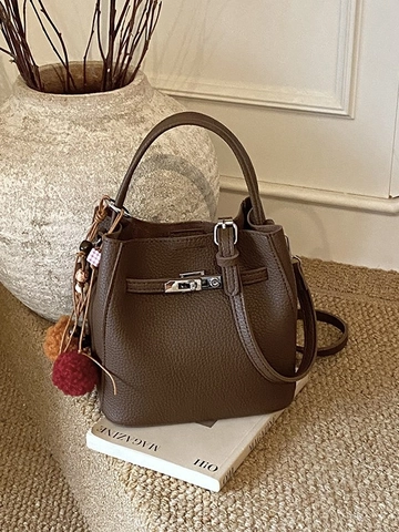 Women PU Litchi Pattern Bucket Bag Street Trend Single Shoulder Crossbody Handbag With Metal Lock And Fur Ball Charm