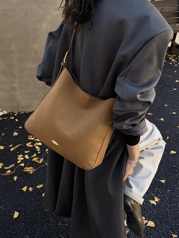 Borsa a Spalla in Pelle PU Vintage Smerigliata Grande Capacità Per Donna Moda Pendolare Sottoascella Tote Con Decorazione in Metallo