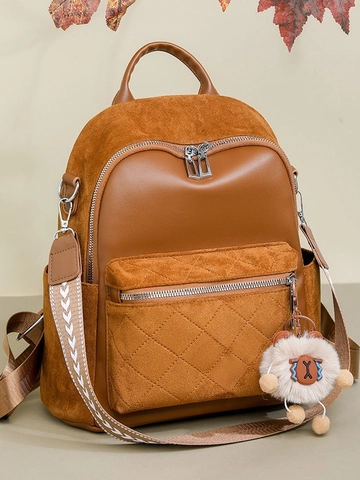 Sac à Dos de Mode en Cuir PU Épissé pour Femmes Avec Pendentif en Peluche Patchwork en Suède Grande Capacité Sac à Bandoulière