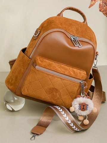 Sac à Dos de Mode en Cuir PU Épissé pour Femmes Avec Pendentif en Peluche Patchwork en Suède Grande Capacité Sac à Bandoulière