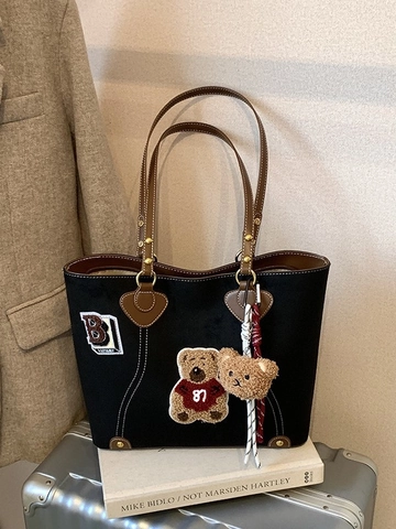 Sac Fourre-Tout en Suédine Rétro pour Femmes Grande Capacité Style Preppy Sac à Bandoulière Avec Patch Ours Broderie de Lettre Pendentif en Peluche