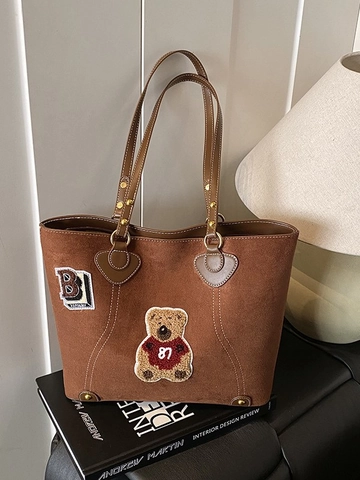 Sac Fourre-Tout en Suédine Rétro pour Femmes Grande Capacité Style Preppy Sac à Bandoulière Avec Patch Ours Broderie de Lettre Pendentif en Peluche