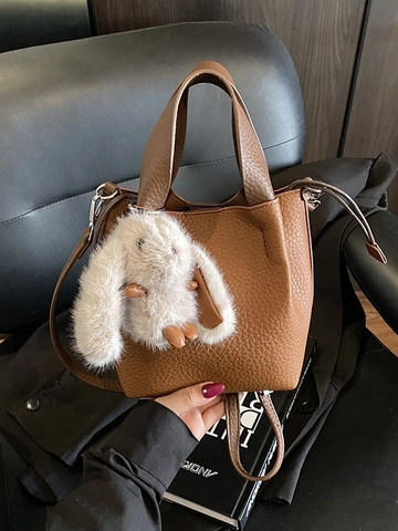 Borsa a Secchiello da Donna in Pelle PU Minimalista Texture Litchi Con Pendaglio Coniglio Peluche Borsa a Tracolla