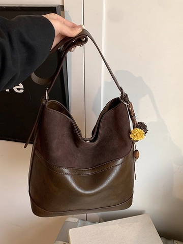 Sac à Épaule Rétro Grande Capacité pour Femmes Suède Cuir Artificiel Patchwork Sac Seau Décontracté Hobo Tote Avec Charme Pompon
