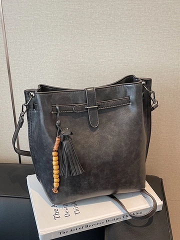 Vintage PU Leather Bucket Bag For Women Retro Casual Shoulder Bag With Tassels Wooden Beads Decor Solid Color Messenger Bag
