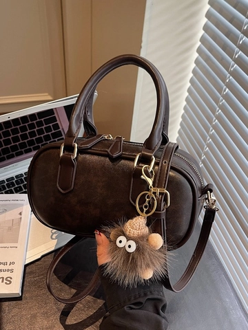 Damen Retro PU Leder Boston Tasche Mode Bowling Handtasche Mit Plüsch Monster Anhänger Verstellbarem Riemen Casual Schultertasche
