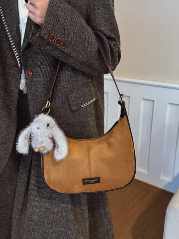 Bolso de Axila de Cuero PU Esmerilado Vintage para Mujer Bolso de Hombro Hobo Minimalista Color Sólido Con Colgante de Conejo de Peluche