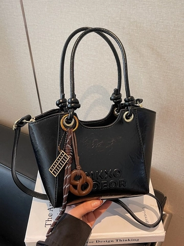 Damen Retro PU Leder Beuteltasche Geprägter Buchstabe Geknoteter Griff Schultertasche Mit Anhänger Urban Einfach Umhängetasche