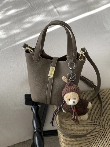 Women Minimalist Litchi Pattern PU Leather Bucket Bag With Teddy Bear Pendant Gold Lock Crossbody Shoulder Bag Handbag