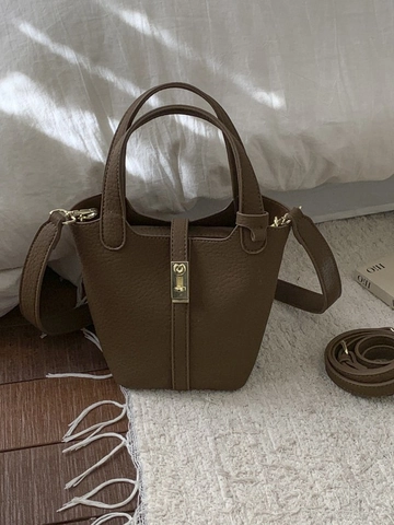 Women Minimalist Litchi Pattern PU Leather Bucket Bag With Teddy Bear Pendant Gold Lock Crossbody Shoulder Bag Handbag