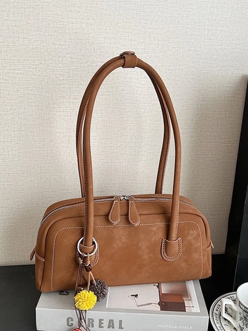 Borsa a Spalla Boston Retro in Pelle PU da Donna Grande Capacità Cuciture a Contrasto Borsa Sottobraccio con Ciondolo in Peluche