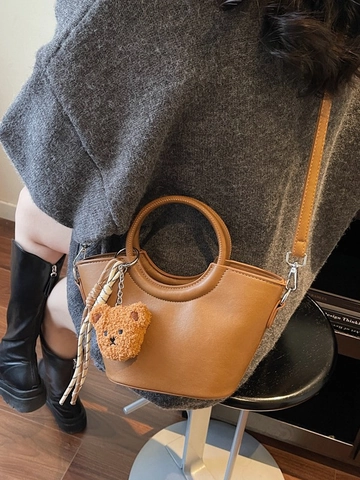 Borsa a Mano da Donna in Pelle PU Con Ciondolo Orsetto e Sciarpa di Raso Borsa a Tracolla a Secchiello Crescent Moda Urbana Versatile