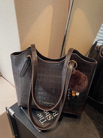 Retro Crocodile Pattern Tote Bag Large Capacity Commuter Shoulder Bag PU Leather Handbag With Fur Ball Pendant For Women