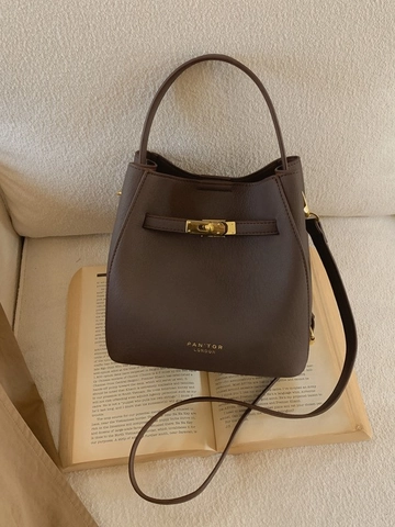 Women PU Leather Bucket Bag Minimalist Retro Lychee Pattern Shoulder Bag With Metal Lock And Pom Pom Pendant Daily Handbag