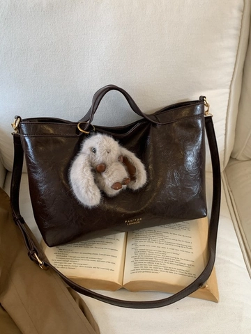 Sac Fourre-tout en Cuir PU Grande Capacité pour Femmes Sac à Bandoulière Rétro à la Cire d'Huile avec Pendentif Lapin en Peluche