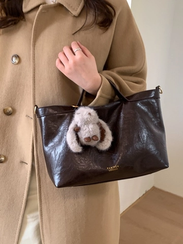 Sac Fourre-tout en Cuir PU Grande Capacité pour Femmes Sac à Bandoulière Rétro à la Cire d'Huile avec Pendentif Lapin en Peluche