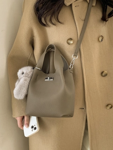Minimalist Women PU Leather Bucket Bag Lychee Pattern Crossbody Handbag With Metal Lock And Plush Rabbit Charm Commuting Bag