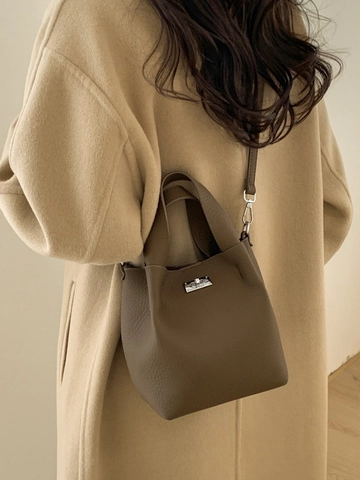 Minimalist Women PU Leather Bucket Bag Lychee Pattern Crossbody Handbag With Metal Lock And Plush Rabbit Charm Commuting Bag