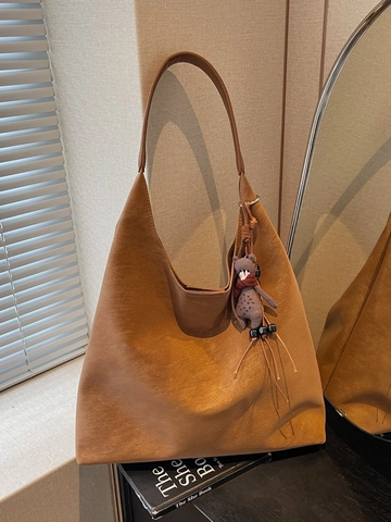 Vintage Frosted PU Leather Large Capacity Tote Bag For Women Winter Fashion Commuter Shoulder Bag With Bear Pendant Hobo Bag