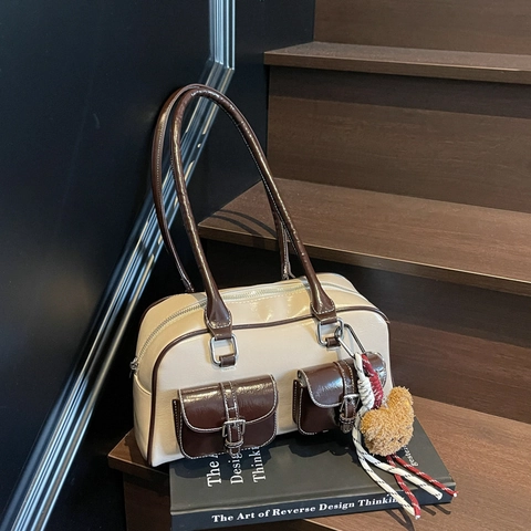 Borsa Sottobraccio da Donna in Pelle PU Vintage Con Doppie Tasche Anteriori Cuciture a Contrasto Ciondolo a Orsetto