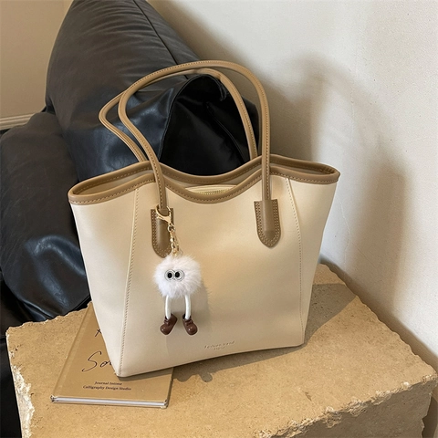 Sac Cabas Femme en Cuir PU Mode Urbaine Grande Capacité Sac à Épaule pour Trajet Quotidien Avec Pendentif en Peluche et Coutures Contrastées