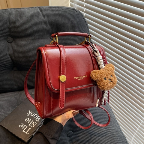 Sac à Dos en Cuir PU Rétro pour Femmes Sac à Bandoulière Décontracté Avec Porte-clés Ours Sac Seau Carré Vertical de Grande Capacité