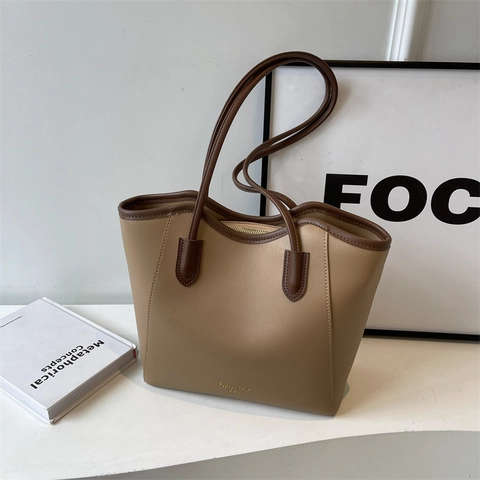 Sac Cabas Femme en Cuir PU Mode Urbaine Grande Capacité Sac à Épaule pour Trajet Quotidien Avec Pendentif en Peluche et Coutures Contrastées