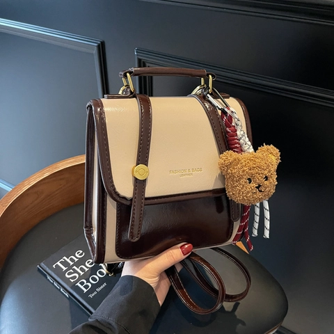 Sac à Dos en Cuir PU Rétro pour Femmes Sac à Bandoulière Décontracté Avec Porte-clés Ours Sac Seau Carré Vertical de Grande Capacité