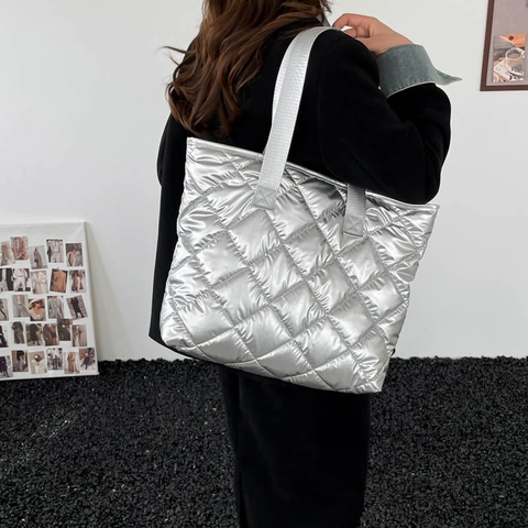 Bolso Tote Acolchado de Gran Capacidad para Mujer Bolso de Hombro Acolchado de Tela Metálica Color Sólido Bolso Informal de Invierno