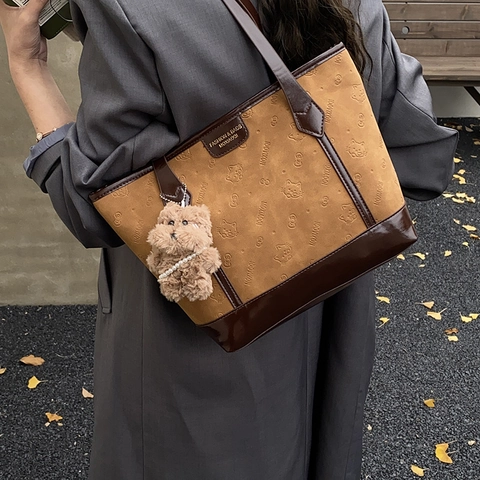 Sac Cabas en Cuir PU Rétro pour Femmes Grande Capacité Sac à Épaule pour Navettage Mode Motif Gaufré Avec Pendentif Ours en Peluche