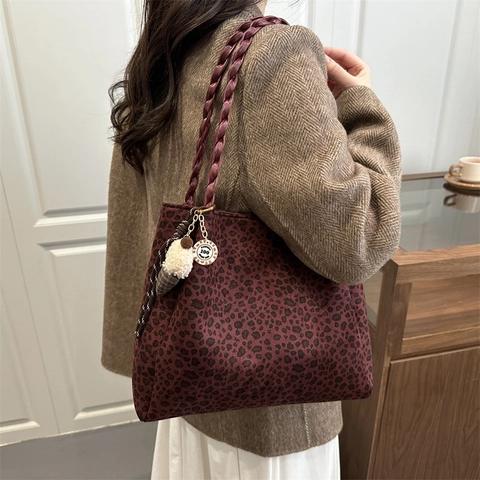 Leopard Print Fashion Tote Bag For Women Large Capacity Fabric Woven Handle Handbag Shoulder Commuter Bag With Plush Pendant