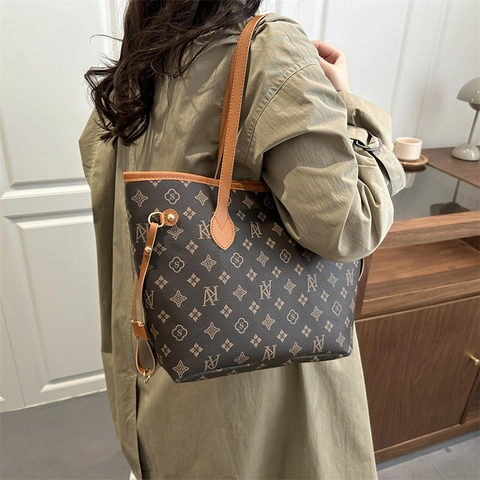Luxury Monogram Tote Bag For Women Large Capacity Shoulder Bag With Small Pouch Vintage Pattern Synthetic Leather Handbag